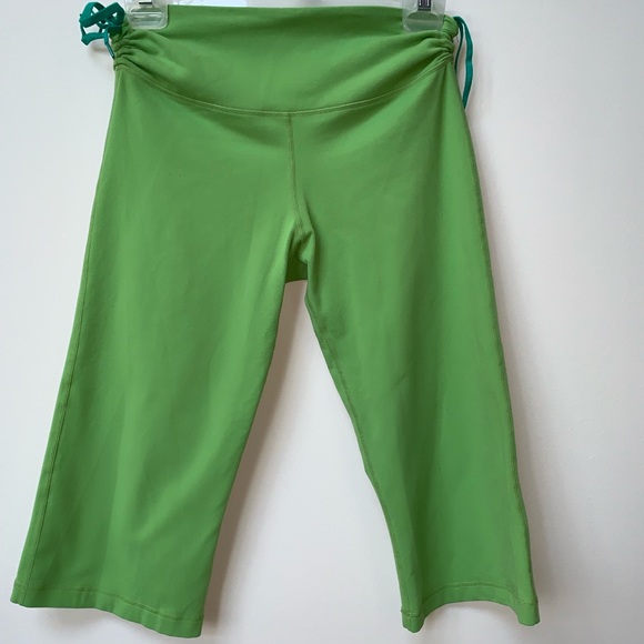 [Lululemon] Green Capri Yoga Pants - Picture 2 of 3
